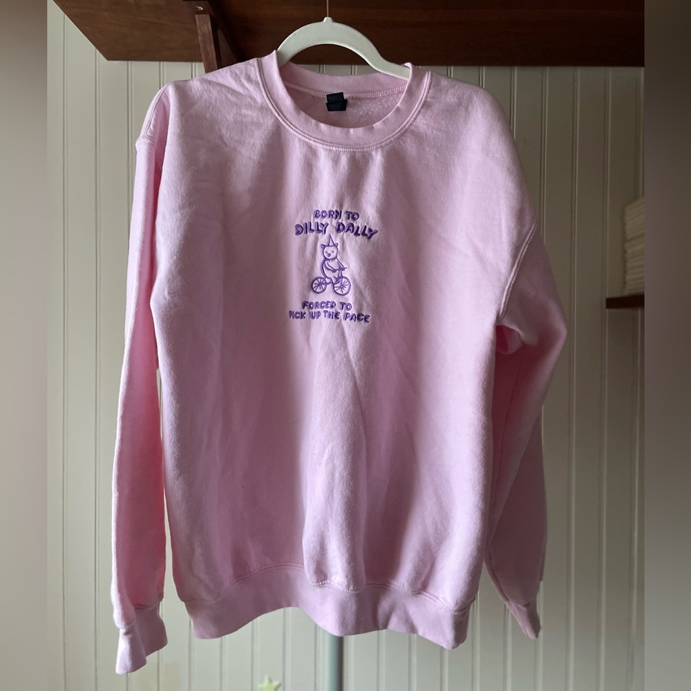 🎂 🌷 3/$30 🎉 🌟 Born to Dilly Dally Crewneck